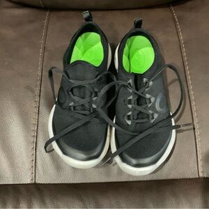 OOFOS Black Shoes with Green Insoles. Lace up. Lots of cushion.
Great condition